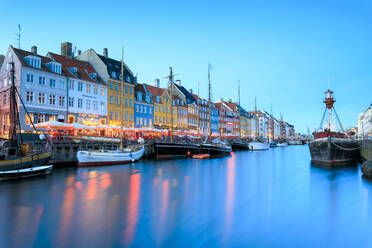 Nachtansicht des beleuchteten Hafens und Kanals des Vergnügungsviertels Nyhavn, Kopenhagen, Dänemark, Europa - RHPLF07491