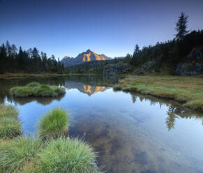 Panorama des Sasso Moro, das sich im Mufule-See in der Morgendämmerung spiegelt, Malenco-Tal, Provinz Sondrio, Valtellina, Lombardei, Italien, Europa - RHPLF07503