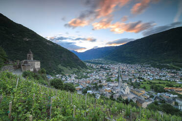 Antikes Xenodochium von Santa Perpetua auf den Hügeln oberhalb der Stadt Tirano, Provinz Sondrio, Valtellina, Lombardei, Italien, Europa - RHPLF07505