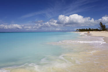 Der Sand von Grace Bay, der spektakulärste Strand auf Providenciales, Turks- und Caicosinseln, in der Karibik, Westindien, Mittelamerika - RHPLF07509