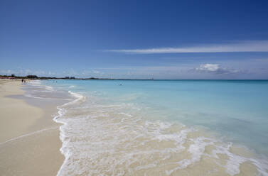 Der Sand von Grace Bay, der spektakulärste Strand auf Providenciales, Turks- und Caicosinseln, in der Karibik, Westindien, Mittelamerika - RHPLF07510