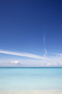 Das azurblaue Wasser der Grace Bay, der wichtigsten Besucherattraktion auf Providenciales, Turks- und Caicosinseln, in der Karibik, Westindien, Mittelamerika - RHPLF07512