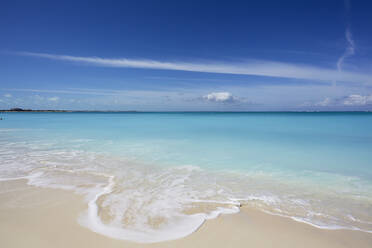 Der Sand von Grace Bay, der spektakulärste Strand auf Providenciales, Turks- und Caicosinseln, in der Karibik, Westindien, Mittelamerika - RHPLF07513