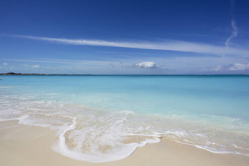 Der Sand von Grace Bay, der spektakulärste Strand auf Providenciales, Turks- und Caicosinseln, in der Karibik, Westindien, Mittelamerika - RHPLF07513