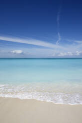 Der Sand von Grace Bay, der spektakulärste Strand auf Providenciales, Turks- und Caicosinseln, in der Karibik, Westindien, Mittelamerika - RHPLF07514