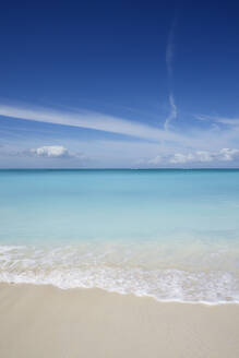 Der Sand von Grace Bay, der spektakulärste Strand auf Providenciales, Turks- und Caicosinseln, in der Karibik, Westindien, Mittelamerika - RHPLF07514