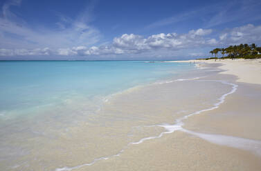 Der Sand von Grace Bay, der spektakulärste Strand auf Providenciales, Turks- und Caicosinseln, in der Karibik, Westindien, Mittelamerika - RHPLF07515