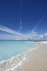 Der Sand von Grace Bay, der spektakulärste Strand auf Providenciales, Turks- und Caicosinseln, in der Karibik, Westindien, Mittelamerika - RHPLF07516