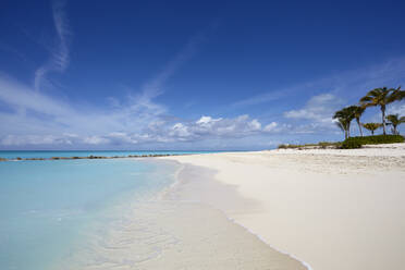 Der Sand von Grace Bay, der spektakulärste Strand auf Providenciales, Turks- und Caicosinseln, in der Karibik, Westindien, Mittelamerika - RHPLF07517