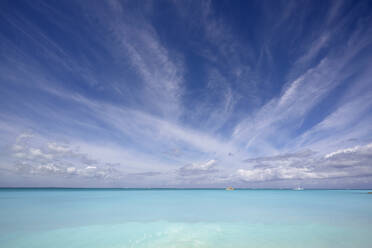 Segeln auf dem azurblauen Wasser der Grace Bay, dem spektakulärsten Strand auf Providenciales, Turks- und Caicosinseln, in der Karibik, Westindien, Mittelamerika - RHPLF07519