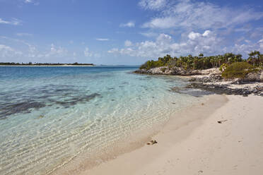 Die Küste von Little Water Cay, einer Insel im Naturschutzgebiet vor der Nordspitze von Providenciales, Turks- und Caicosinseln, in der Karibik, Westindien, Mittelamerika - RHPLF07523