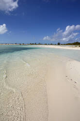 Eine Sandbank auf Water Cay, vor der Nordspitze von Providenciales, Turks- und Caicosinseln, in der Karibik, Westindien, Mittelamerika - RHPLF07526