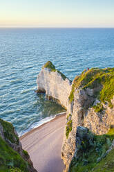 Weiße Kreidefelsen an der Küste des Ärmelkanals (La Manche), Etretat, Departement Seine-Maritime, Normandie, Frankreich, Europa - RHPLF07530