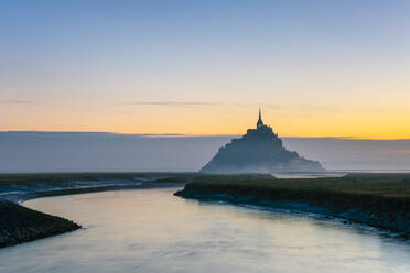 Le Mont-Saint-Michel in der Morgendämmerung, UNESCO-Welterbe, Departement Manche, Normandie, Frankreich, Europa - RHPLF07534