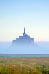 Le Mont-Saint-Michel in der Morgendämmerung, UNESCO-Welterbe, Departement Manche, Normandie, Frankreich, Europa - RHPLF07535
