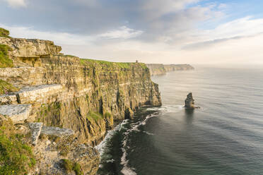 Breanan Mor und O'Briens Turm, Cliffs of Moher, Liscannor, Grafschaft Clare, Provinz Munster, Republik Irland, Europa - RHPLF07553