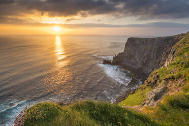 Cliffs of Moher bei Sonnenuntergang, Liscannor, Grafschaft Clare, Provinz Munster, Republik Irland, Europa - RHPLF07555