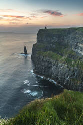 Cliffs of Moher bei Sonnenuntergang, Liscannor, Grafschaft Clare, Provinz Munster, Republik Irland, Europa - RHPLF07560