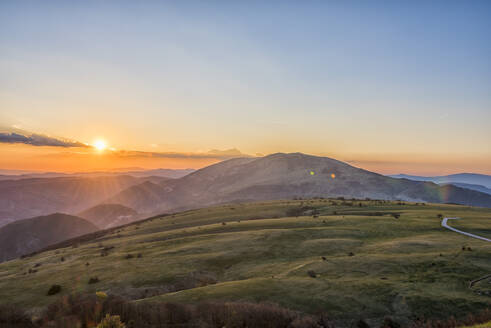 Berg Petrano, Sonnenuntergang über den Apenninen, Marken, Italien, Europa - RHPLF07586