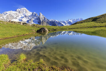 Die Mont-Blanc-Gruppe spiegelt sich im Lac des Vesses (Vesses-See), Veny-Tal, Courmayeur, Aosta-Tal, Italien, Europa - RHPLF07597