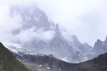 Sommerschneesturm auf der Monzino-Hütte und der Aiguille Noire de Peuterey, Monzino-Hütte, Veny-Tal, Courmayeur, Aostatal, Italien, Europa - RHPLF07598