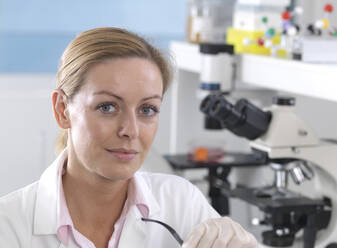 Pharmaceutical Research, Scientist working on a research project in the laboratory - ABRF00561