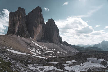 Aussicht auf die Drei Zinnen vor bewölktem Himmel, Venetien, Italien - LOMF00883