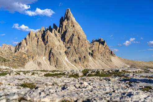 Blick auf den Paternkofel vor blauem Himmel an einem sonnigen Tag, Venetien, Italien - LOMF00886