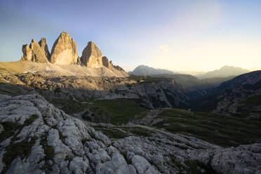 Blick auf die Drei Zinnen gegen den Himmel bei Sonnenuntergang, Venetien, Italien - LOMF00891