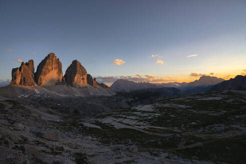 Blick auf die Drei Zinnen gegen den Himmel bei Sonnenuntergang, Italien - LOMF00893