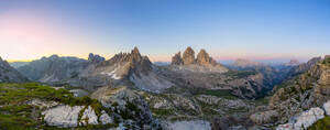 Blick auf die Drei Zinnen und den Paternkofel gegen den klaren Himmel bei Sonnenaufgang, Italien - LOMF00897