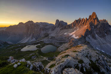 Blick auf die Drei Zinnen und den Paternkofel gegen den klaren Himmel bei Sonnenuntergang, Italien - LOMF00898