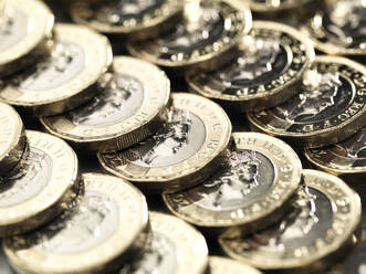 Finanzen und Wirtschaft, Britische Pfundmünzen in Reihen - ABRF00574