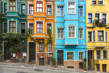 Bunte Gebäude in Balat, Istanbul, Türkei - KNTF03333