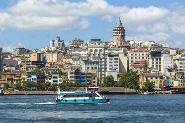 Fähre auf dem Meer gegen Gebäude in der Stadt, Istanbul, Türkei - KNTF03334