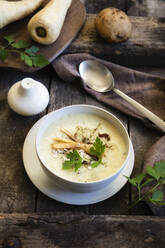 Hohe Winkelansicht von Hafersuppe mit Zutaten auf Holztisch - EVGF03470