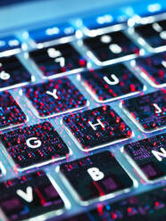 Doppelbelichtung eines Laptops mit elektronischen Bauteilen unter der Tastatur - ABRF00589