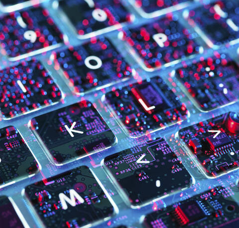 Doppelbelichtung eines Laptops mit elektronischen Bauteilen unter der Tastatur, lizenzfreies Stockfoto