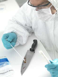 Gerichtsmedizinerin nimmt DNA-Beweise von einem blutverschmierten Messer auf - ABRF00602