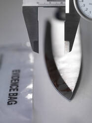 Ein Messer wird bei einer kriminaltechnischen Untersuchung im Labor vermessen - ABRF00605