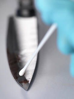 Gerichtsmedizinerin nimmt DNA-Beweise von einem blutverschmierten Messer auf - ABRF00607