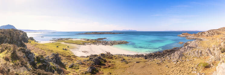 Panoramaaufnahme von Smirisary Beach mit den kleinen Inseln Rum, Eigg und Muck im Hintergrund, Smirisary Beach, Lochailort, Schottland, UK - SMAF01420