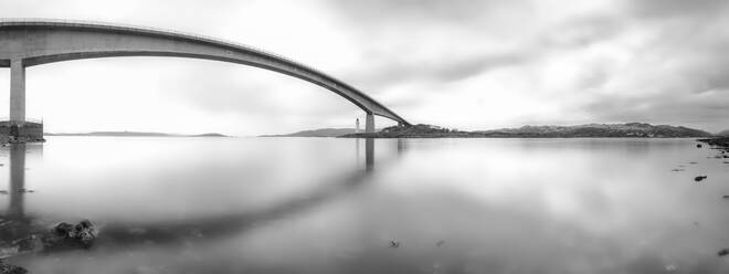 Skye-Brücke über Loch Alsh gegen den Himmel, Schottische Highlands, Schottland, UK - SMAF01421