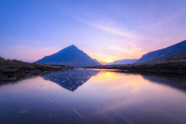 Blick auf den Fluss Etive gegen den Himmel bei Sonnenuntergang, Glen Coe, Schottische Highlands, Schottland, UK - SMAF01423