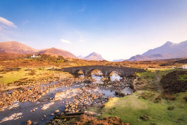 Sligachan-Brücke mit den Cuillin-Bergen im Hintergrund, Schottische Highlands, Schottland, UK - SMAF01427