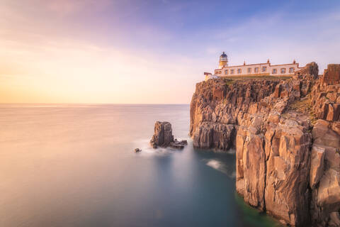 Neist Point Lighthouse bei Sonnenuntergang, Waterstein, Isle of Skye, Highlands, Schottland, UK, lizenzfreies Stockfoto