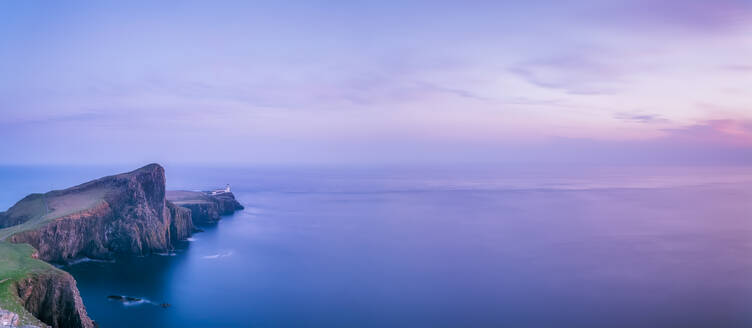 Panoramablick auf das Meer gegen den Himmel bei Sonnenuntergang, Waterstein, Isle of Skye, Highlands, Schottland, UK - SMAF01430