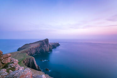 Blick auf das Meer und den Himmel bei Sonnenuntergang, Waterstein, Isle of Skye, Highlands, Schottland, UK - SMAF01431