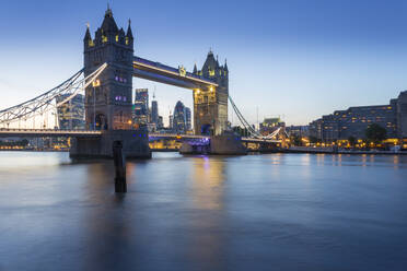 Tower Bridge und City of London Skyline von Butler's Wharf in der Abenddämmerung, London, England, Vereinigtes Königreich, Europa - RHPLF07637