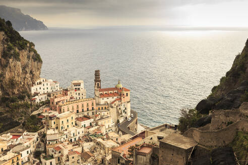 Atrani, Blick von oben auf Kirche, Küstenstraße und dunstiges Meer, Amalfiküste, UNESCO-Weltkulturerbe, Kampanien, Italien, Europa - RHPLF07641